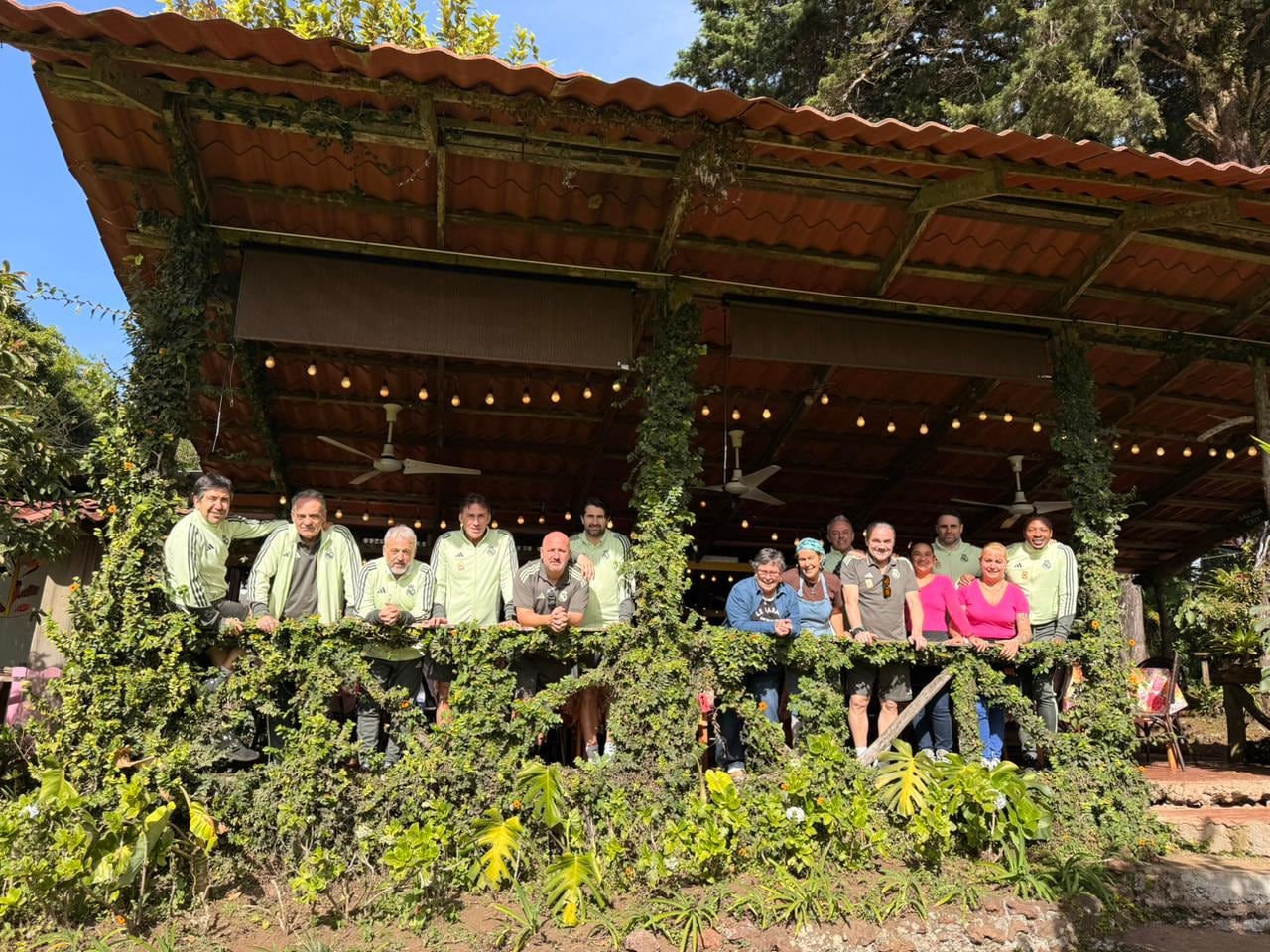 Nietas de Alejandro Morera Soto recibieron a delegación del Real Madrid en su restaurante.