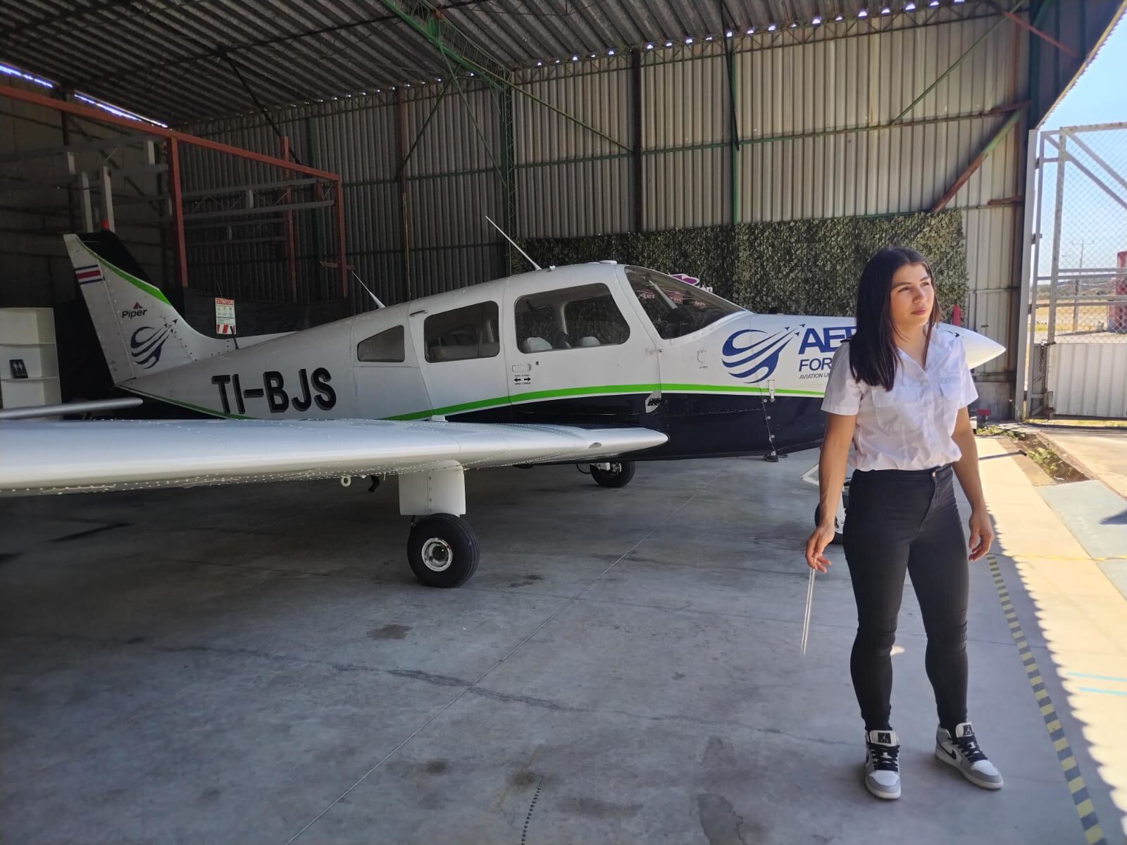 Naomy Valle volará esta avioneta por primera vez en su vida.