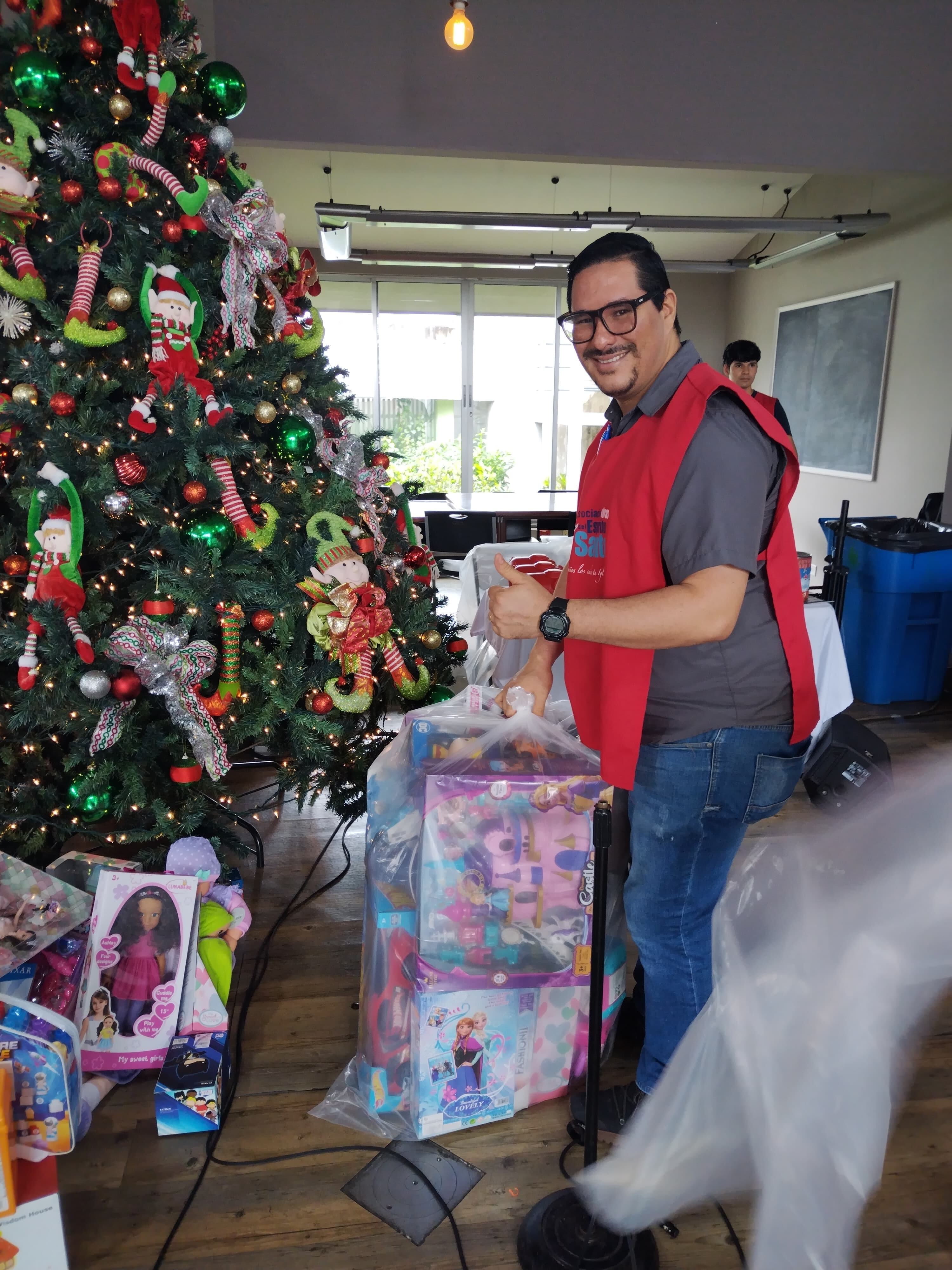 Este martes 3 de diciembre en Grupo Nación celebramos el inicio de la Navidad en medio de un ambiente de alegría, celebración, solidaridad, de la mano del coro de niños de Obras del Espíritu Santo y el amor que siempre le pone a todo lo que hace el padre Sergio Valverde