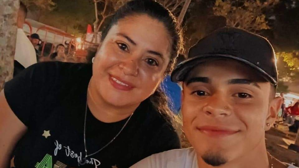 Gabriela Rivas, de 50 años, perdió a su único hijo David Josué Cardona Rivas, de 18 años, por culpa de la violencia en Costa Rica. Foto: Cortesía para La Teja