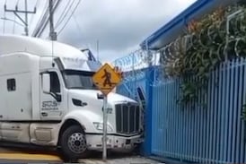 Supuesta discusión en carretera entre trailero y motociclista terminó en aparatoso accidente con un herido de gravedad
