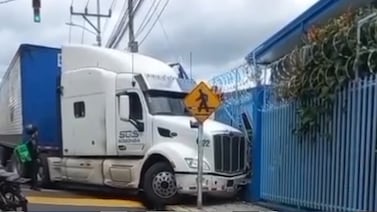 Muere joven motociclista al que trailero habría chocado al propio tras supuesta discusión en carretera
