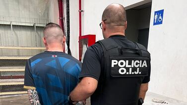 Profesor y directora de escuela, al parecer, hacían chanchadas y estafas a necesitados