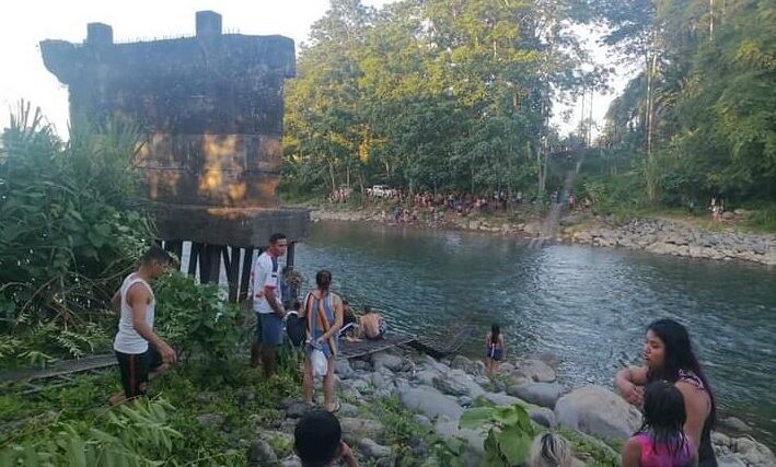 Puente colgante colapsa en Limón. Foto cortesía.