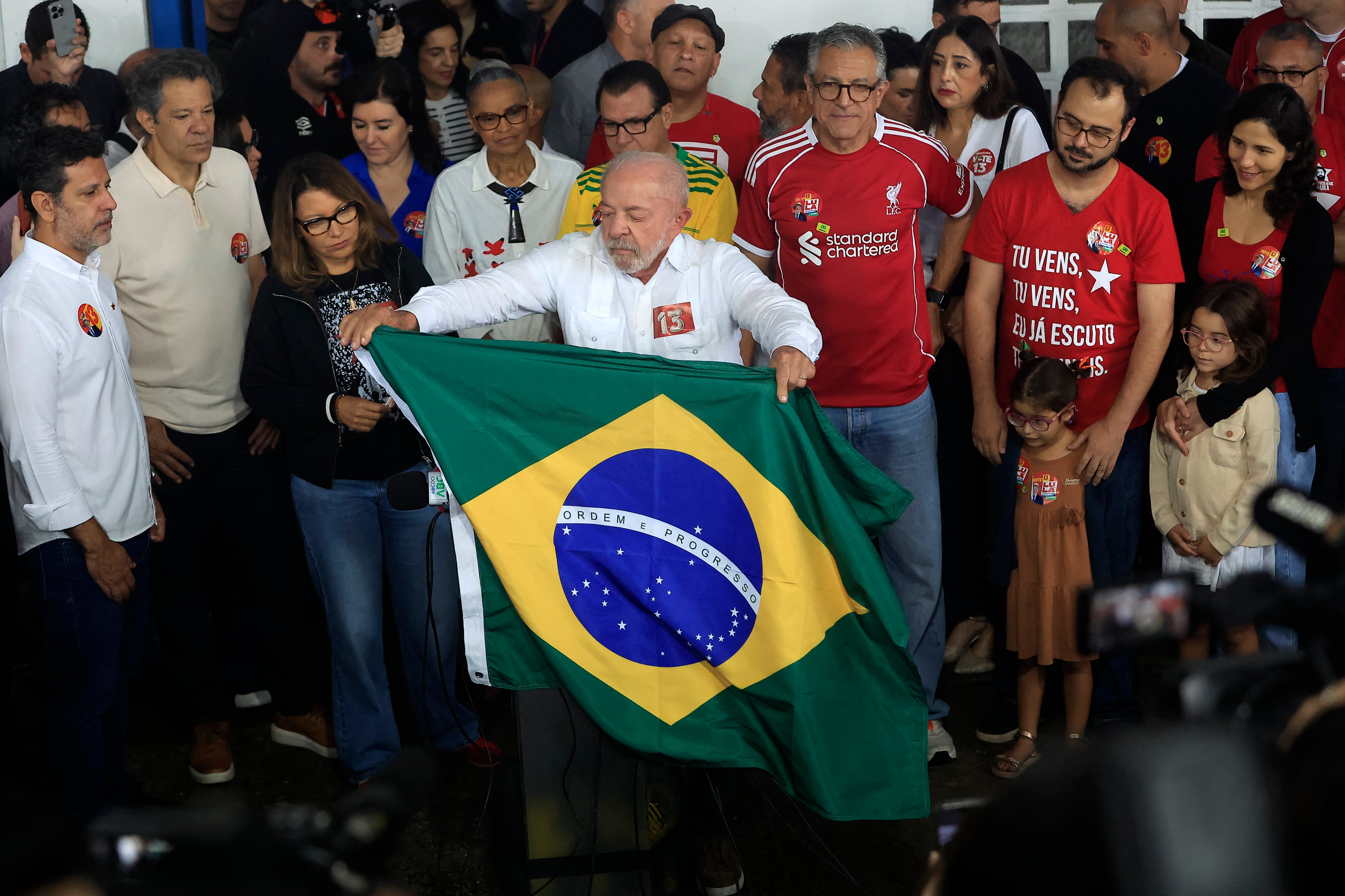El presidente de Brasil y candidato a la reelección por el Partido de los Trabajadores (PT), Luiz Inácio Lula da Silva, con una bandera nacional brasileña tras emitir su voto en la segunda vuelta de las elecciones presidenciales, en un centro de votación en São Bernardo do Campo, estado de São Paulo, Brasil, este 25 de octubre.