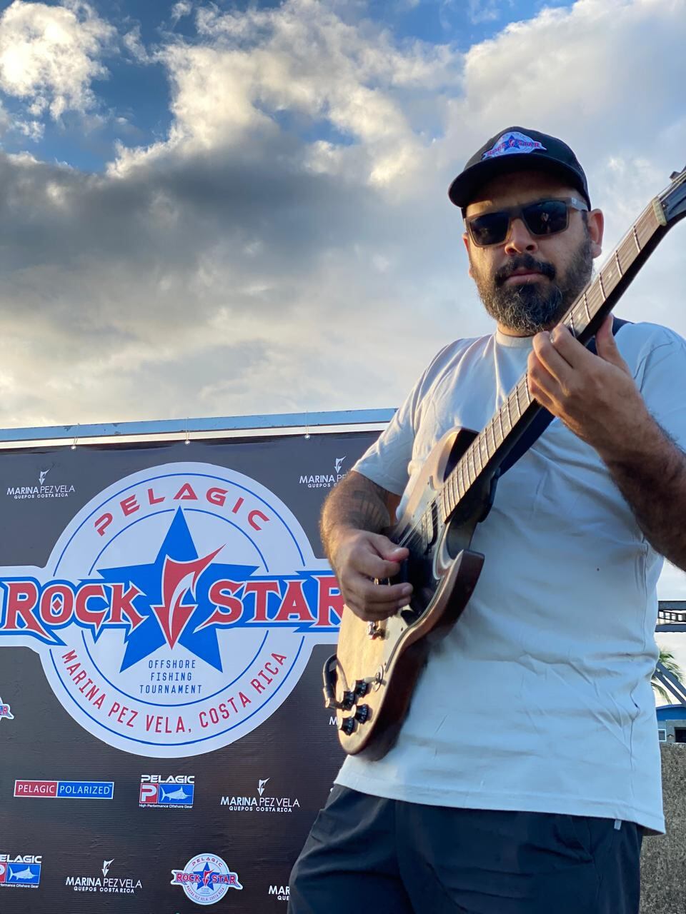 Dos músicos costarricenses sorprendieron a Michael Jordan cuando iba saliendo a un torneo de pesca deportiva en Quepos. Cortesía.