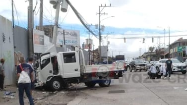 Niño quedó crítico tras quedar prensado en violento accidente en el que 6 personas resultaron heridas