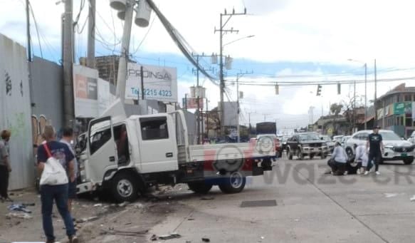 Un niño resultó con fuertes golpes y quedó en condición crítica al estar involucrado en un accidente de tránsito entre un camión, una motocicleta y un poste en El Alto de Guadalupe, San José. Foto: Waze