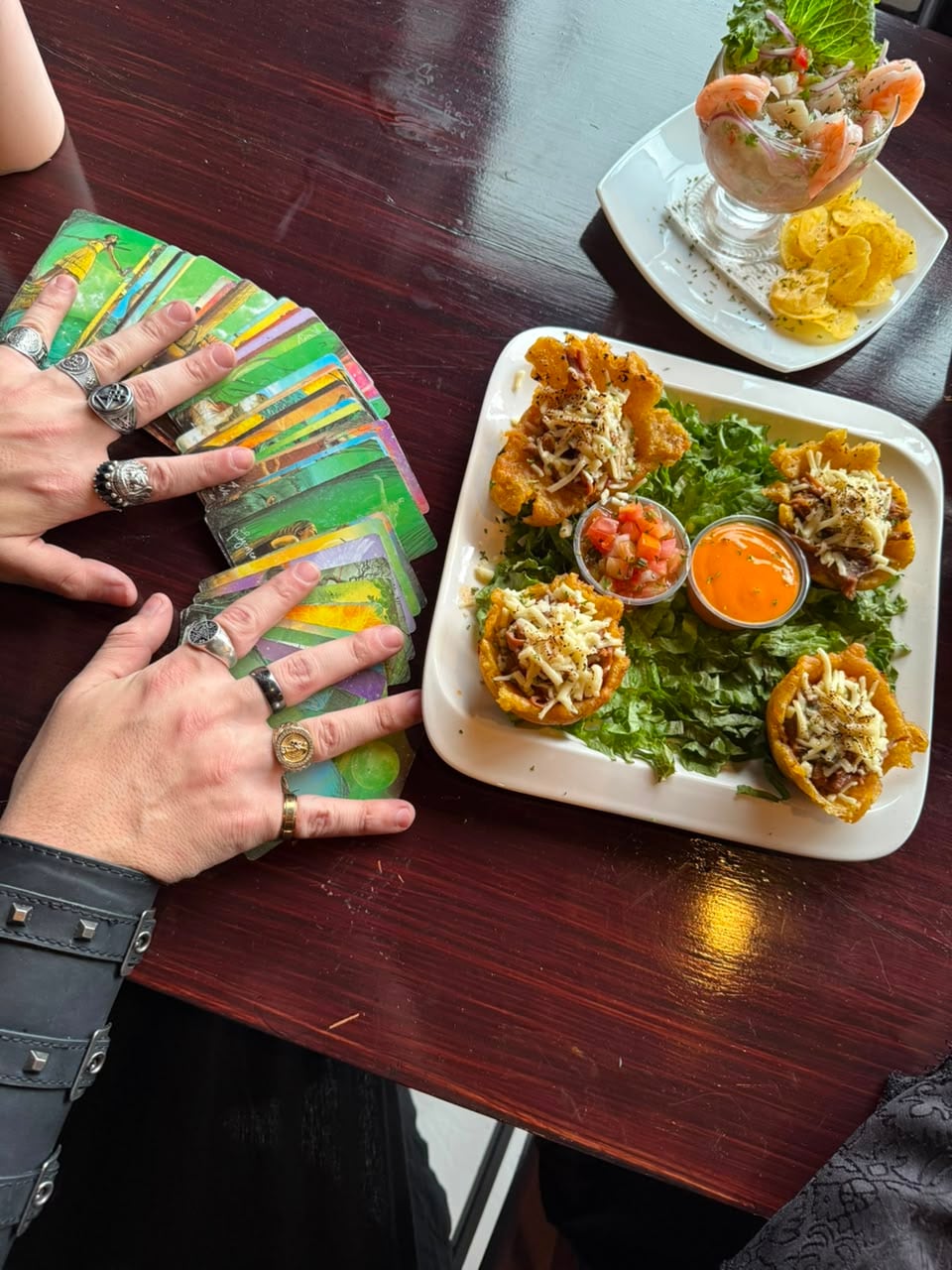 Brujas y brujos abren café-restaurante donde la buena comida se mezcla con la lectura del tarot, limpias y adivinación de su futuro. Se trata de “Hechizo Café Tarot”, un concepto creado por la conocida bruja de cuarta generación Mitzhi Bonilla, muy conocida en redes sociales como Mithzi Tarot, junto con el guardián del velo Esteban Velario y la bruja y vidente Yuli Cortés.