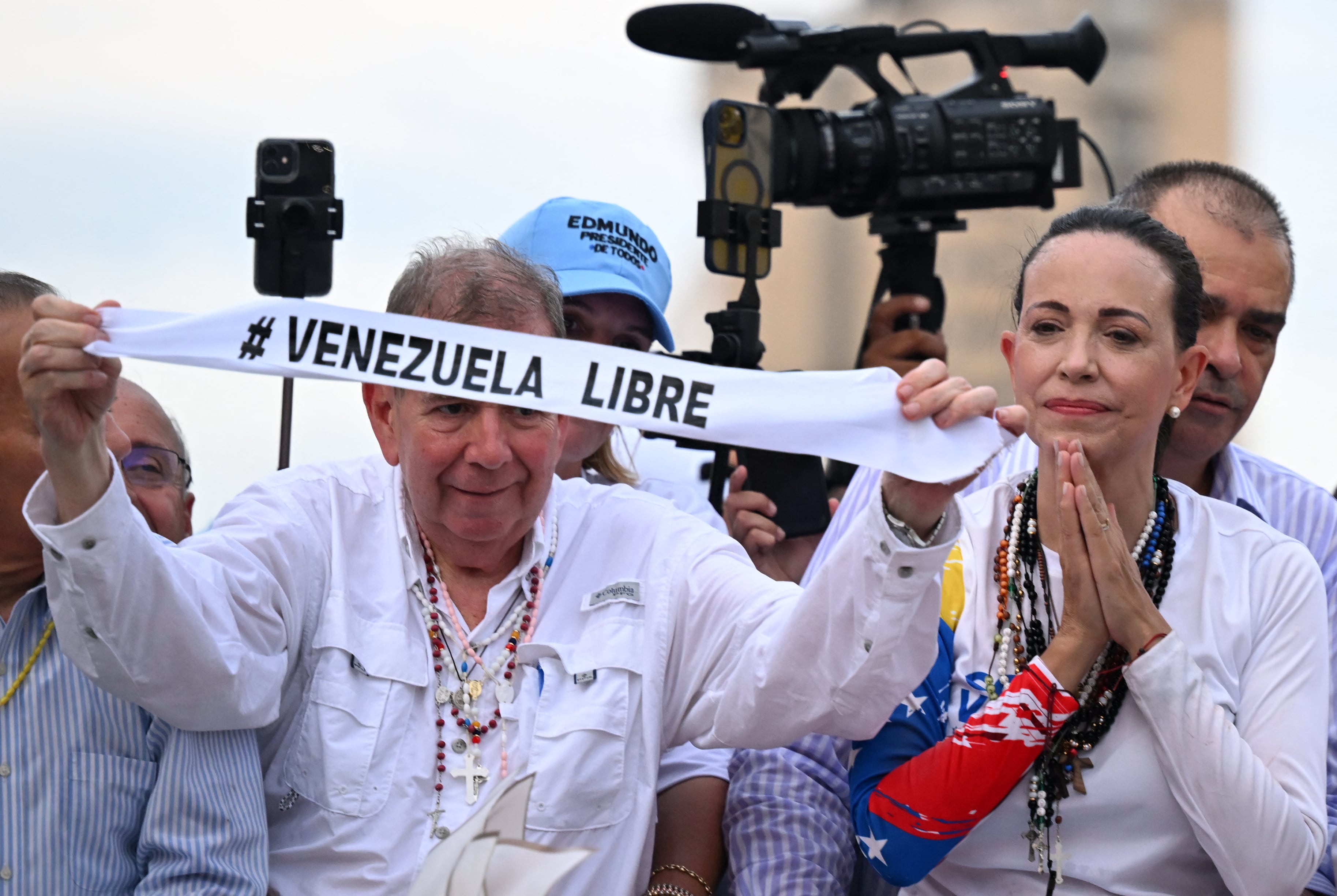 El candidato presidencial de la oposición venezolana Edmundo González Urrutia y la líder opositora María Corina Machado asisten a un mitin de campaña en Maracaibo previo a las elecciones de este domingo 28 de julio. Foto: AFP