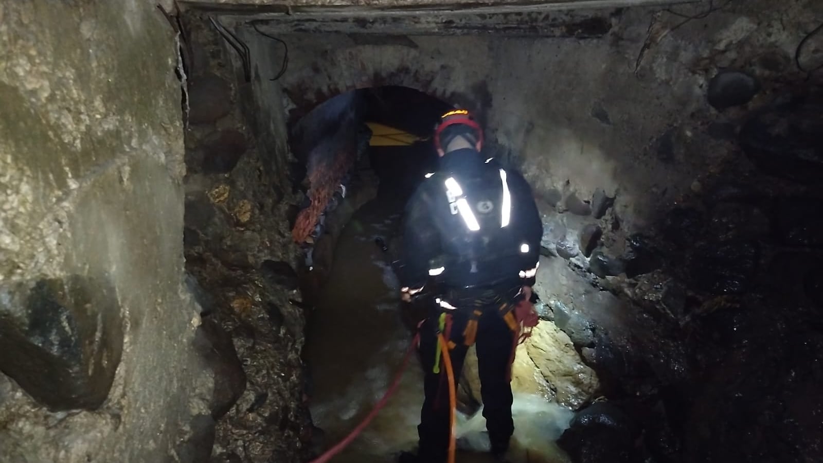Búsqueda de niño de 6 años que cayó en alcantarilla en Purral, Goicoechea. Foto: Bomberos