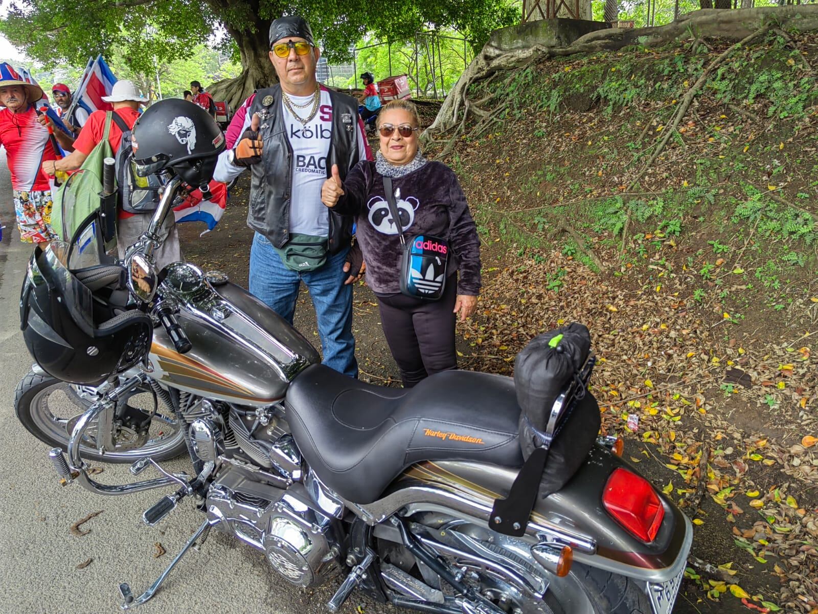 El 6 de junio del 2022, a las 11:15 a.m. la selección nacional mayor masculina de fútbol viajó a Catar para disputar repechaje mundialista con Nueva Zelanda por un boleto a la copa mundo Catar 2022, la afición fue a despedir a La Sele al Proyecto Gol. En la foto, el oficial de la Policía de Tránsito, Guillermo Canales Cedeño, con su esposa, Esther Álvarez.