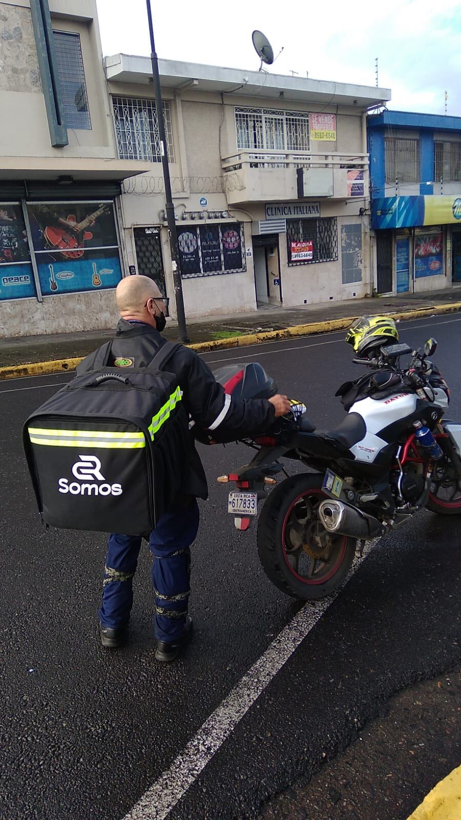 SomosCR es una nueva empresa que entra al mercado para repartir comida y, prácticamente de todo. La gran novedad es que quienes se encarguen de repartir, sea en motocicleta, bicicleta, bicimoto y hasta carro, tendrán todas las garantías de ley