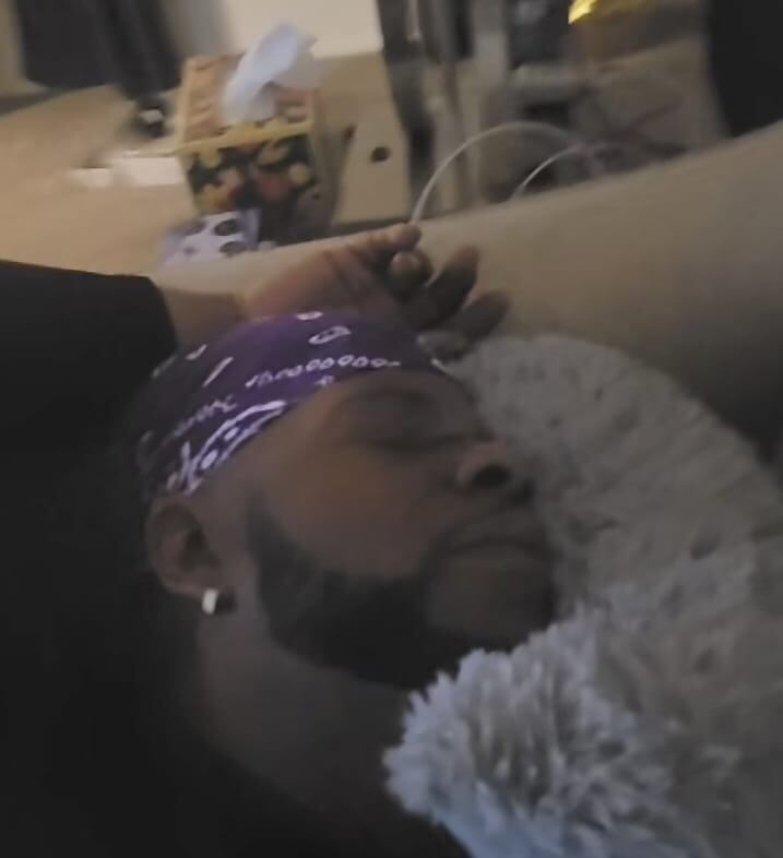 Víctor Carvajal mostró rápidamente a su acompañante, en una transmisión por Tok Tok.