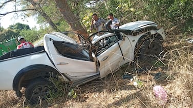Conductor sobrevive de milagro a violento choque contra árbol