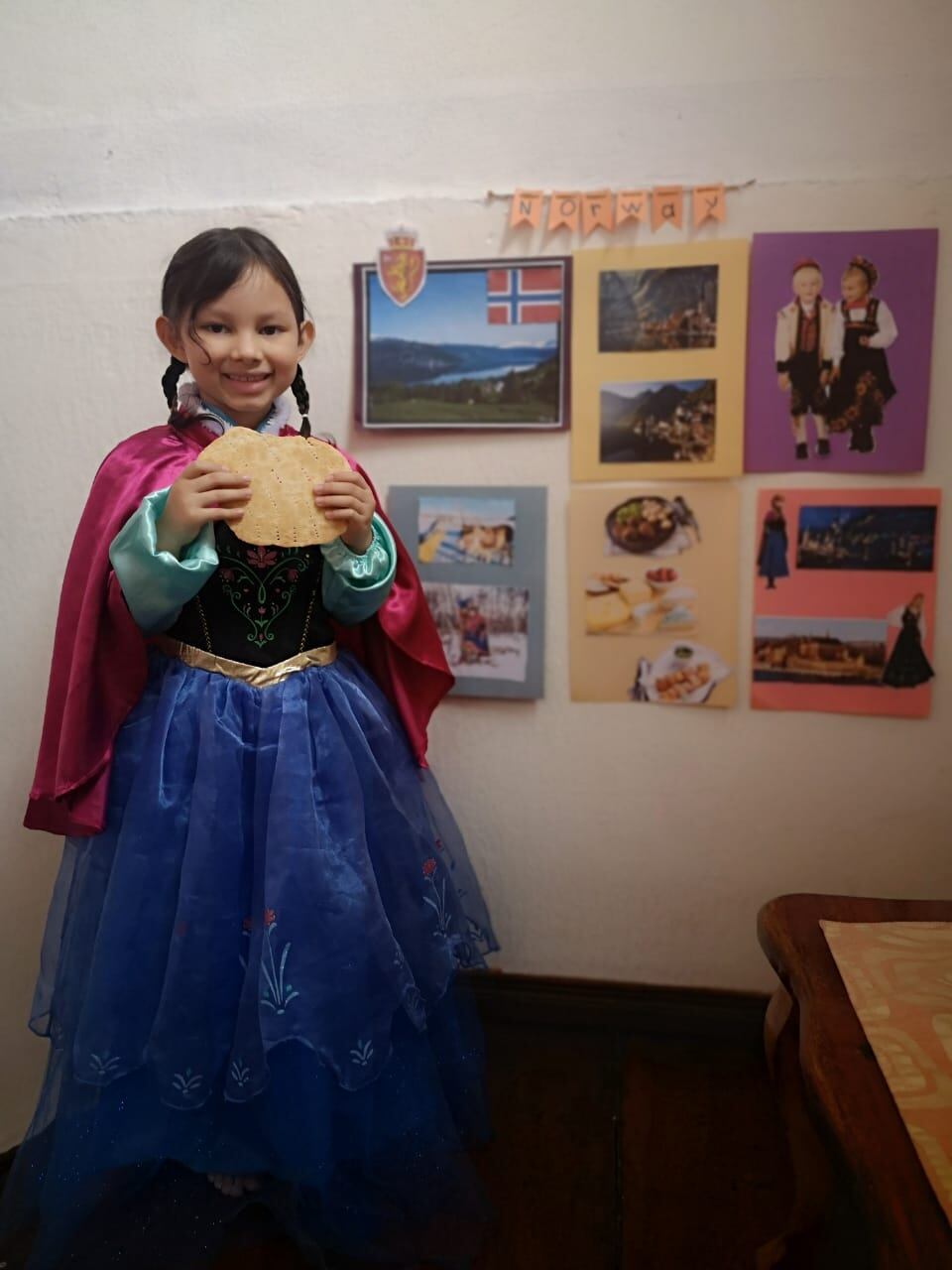 Los 18 alumnos del centro educativo Love at Work International Christian School de Alajuelita, estaban que no cabían de contentos cuando tuvieron que cumplir con la tarea para la celebración del 12 de octubre, Día de las Culturas, porque les tocó vestirse, cocinar y aprender tradiciones y cultura del país que ellos mismos decidieran.