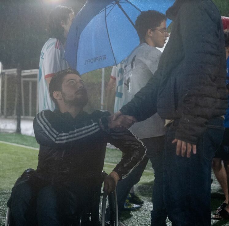 Luis Felipe Font (izq.), presidente de La Vía, estrecha la mano del presidente de la Uniliga al finalizar el encuentro de
su equipo, en un gesto de respeto y deportividad después del encuentro entre LCI Veritas y La Vía.