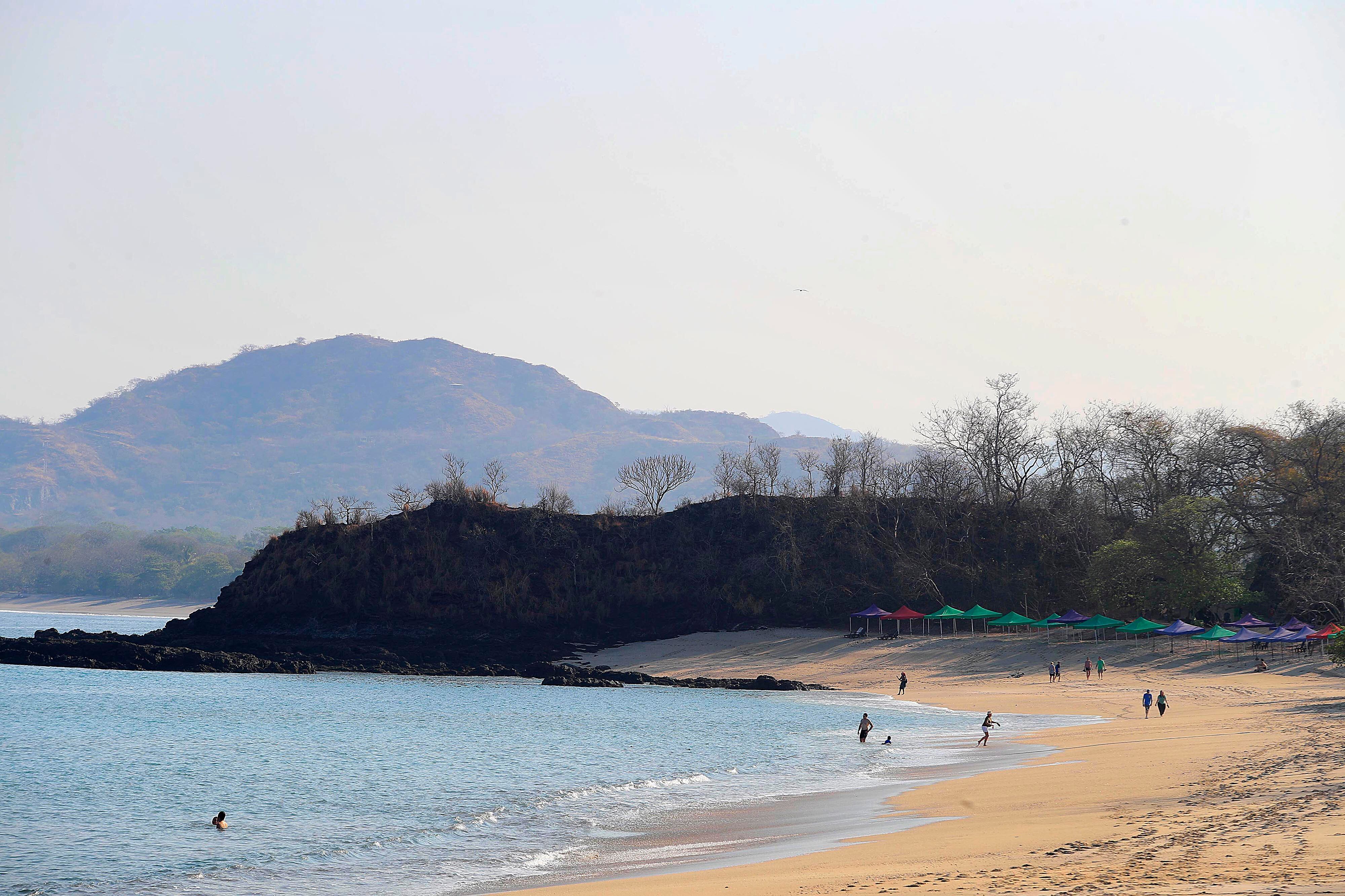 10/03/2024 Playa Conchal, Guanacaste. Arena, playa y sol... y los turistas que llegan a disfrutar de las buenas condiciones del clima, con cielo azul despejado, eso sí con mucho calor. Foto: Rafael Pacheco Granados