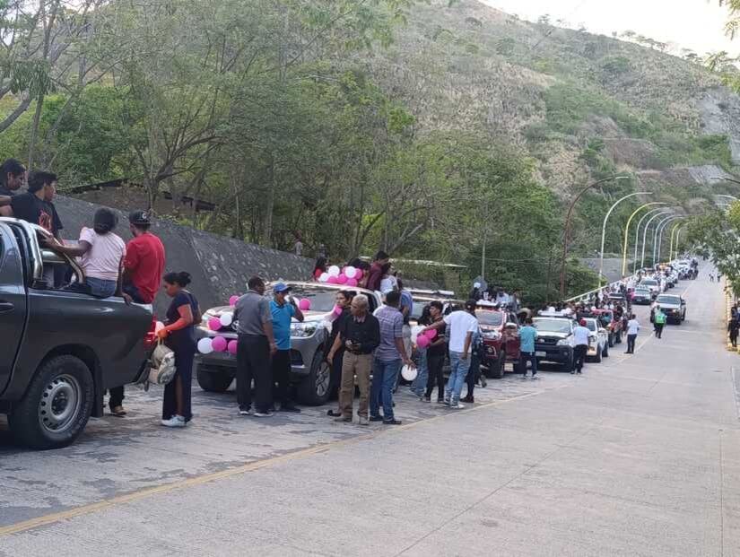 En la caravana participaron pobladores y autoridades municipales y policiales.