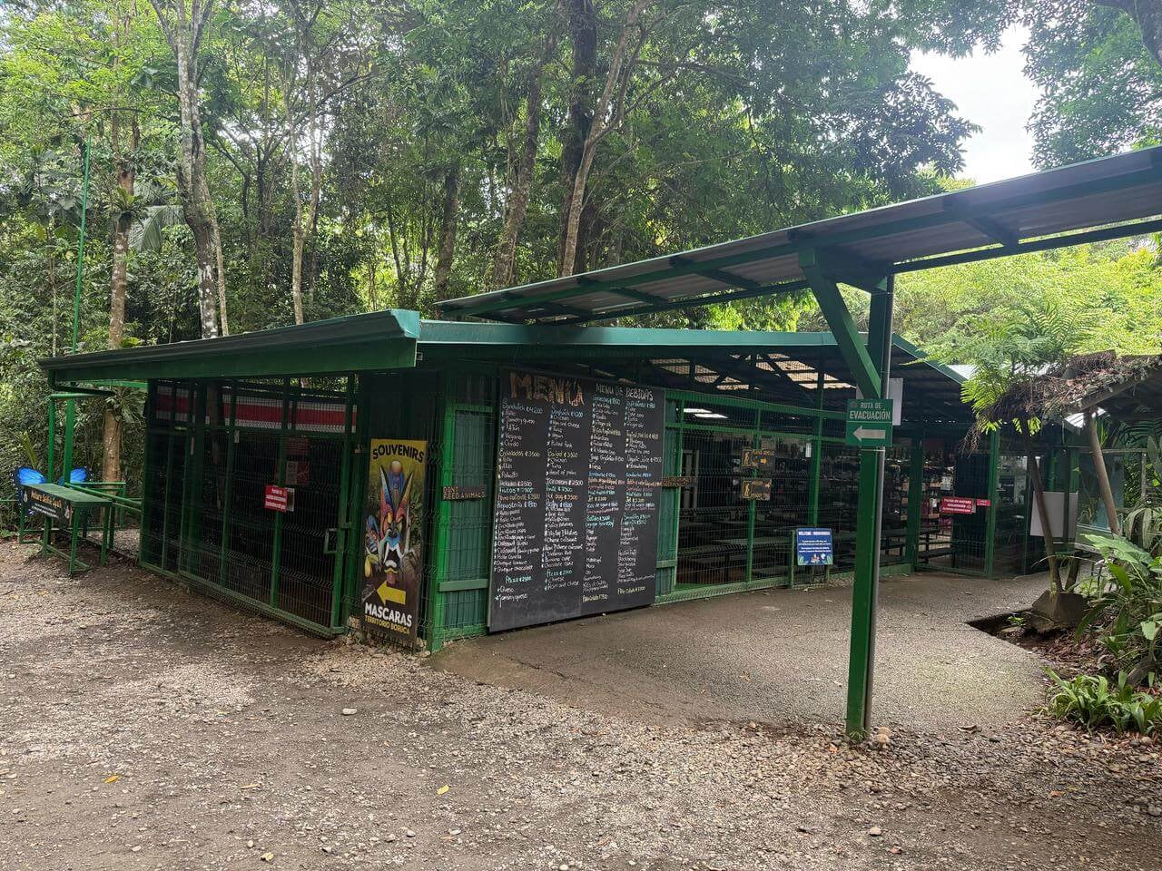 En el Parque Nacional Manuel Antonio, el más visitado del país, ha visto como la cantidad de turistas que lo visitan crece y crece sin parar, por ejemplo, en el 2023 lo visitaron 478.068 humanos.  Ante tanta visita decidieron poner  jaulas para los humanos y no para los animales