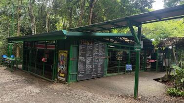 Parque Nacional Manuel Antonio puso jaulas, no para los animales... ¡sino para los humanos!