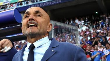 Luciano Spalletti, técnico de la Juventus, genera polémica tras darle un manazo a un fan antes de darle un autógrafo