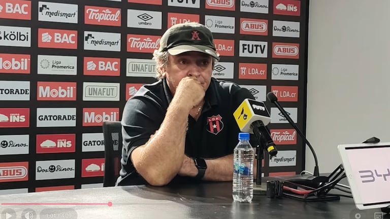 ¿Se rompió algo? Experta en imagen analizó el compartamiento de Óscar Ramírez en extraña conferencia de prensa