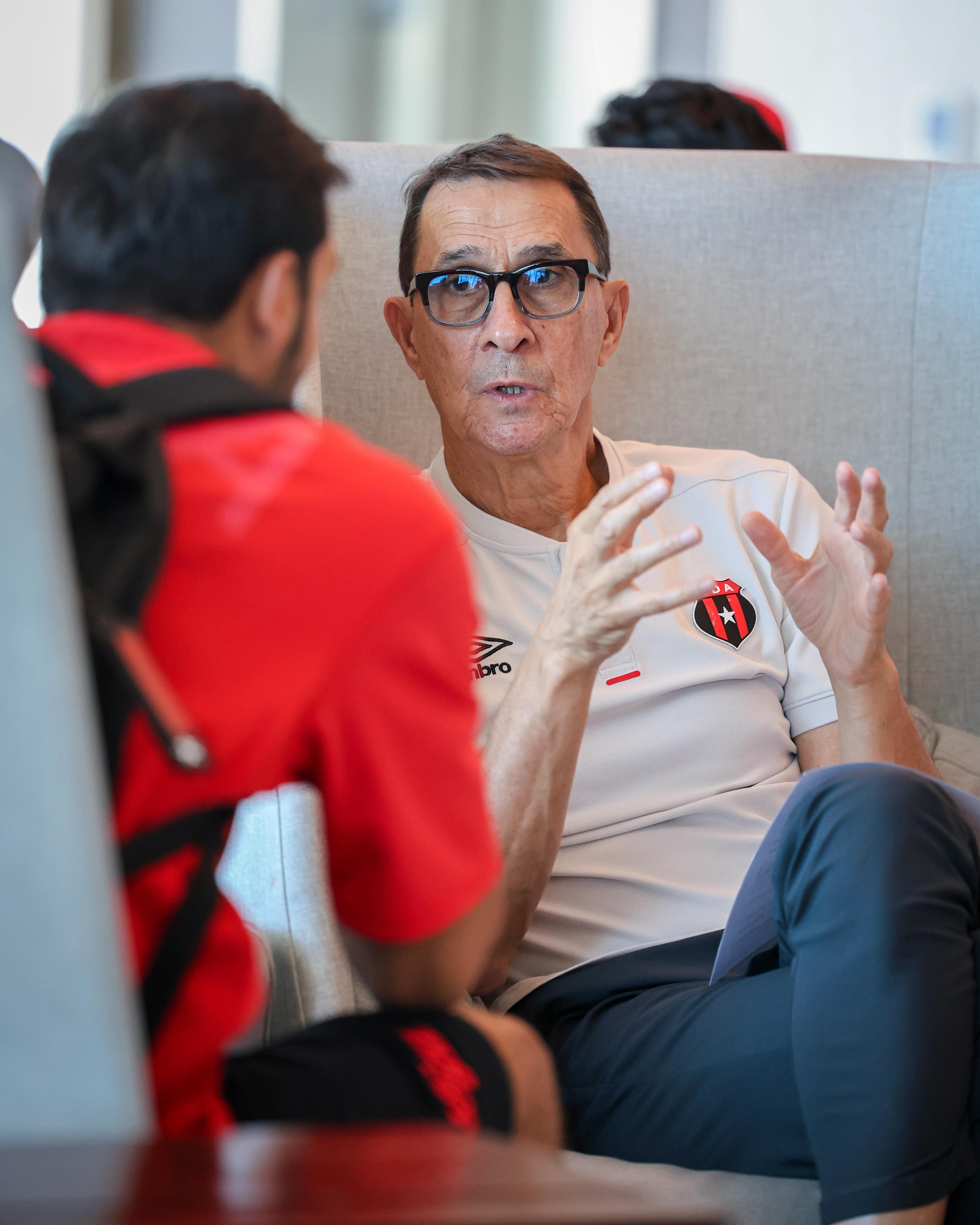 Alexandre Guimaraes y Celso Borges conversan en el aeropuerto, mientras esperan abordar el avión que los llevará a México.