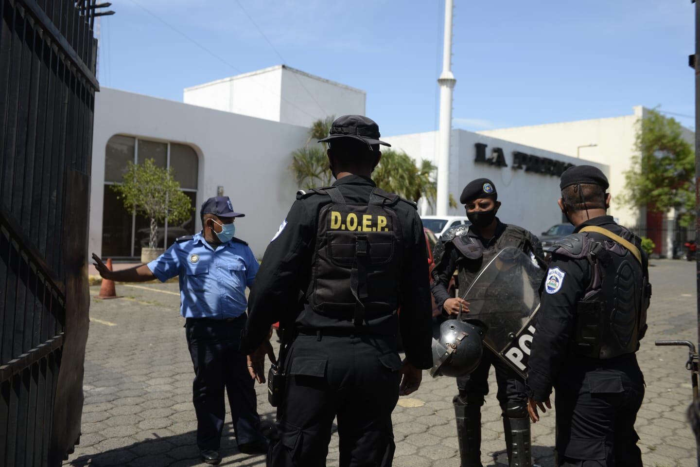 Fueron 98 años los que cumplió La Prensa el pasado 2 de marzo. Fue otro cumpleaños amargo, el tercero, porque fue en el exilio. El medio de comunicación nicaragüense fue allanado y ocupado ilegalmente por la dictadura de Daniel Ortega y su esposa Rosario Murillo, el viernes 13 de agosto de 2021