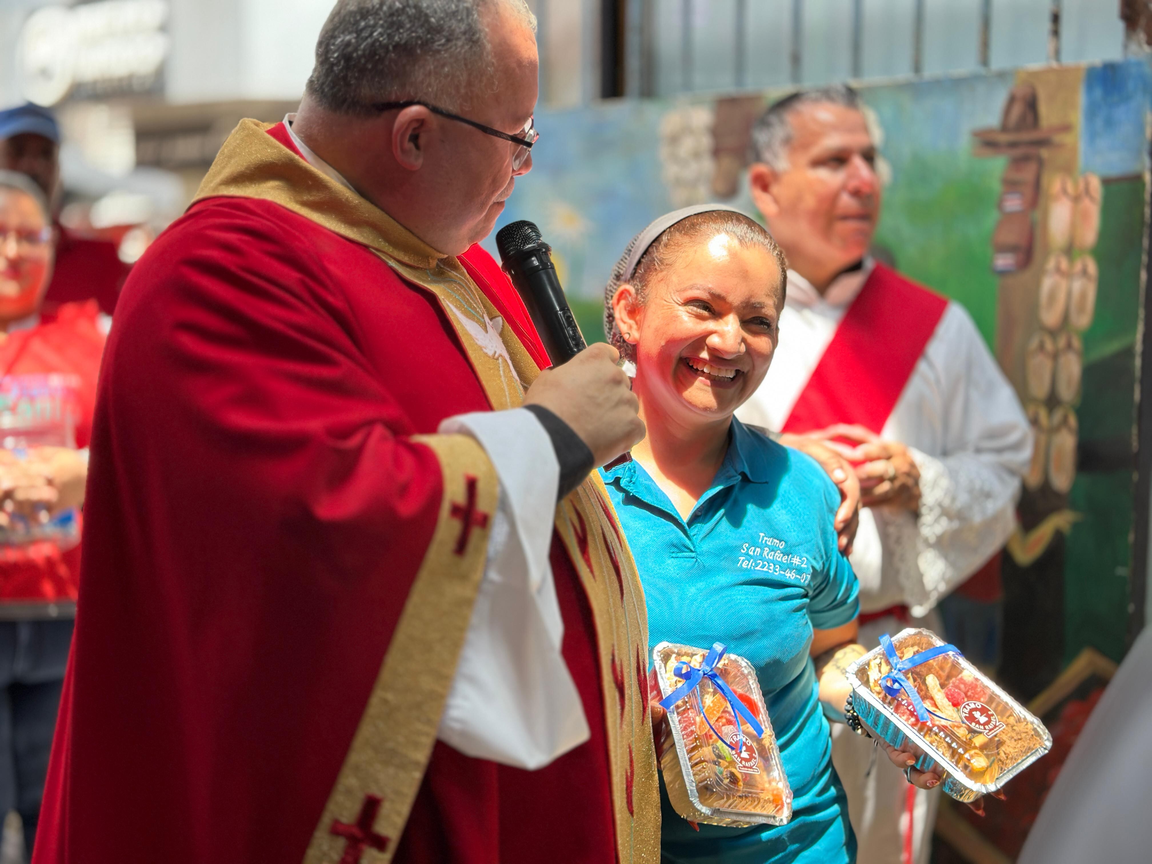 Este viernes 7 de mayo y con motivo de las celebraciones al Sagrado Corazón de Jesús, el padre Sergio Valverde de Obras del Espíritu Santo, celebró misa y bendijo todos los rincones del Marcado Central de San José