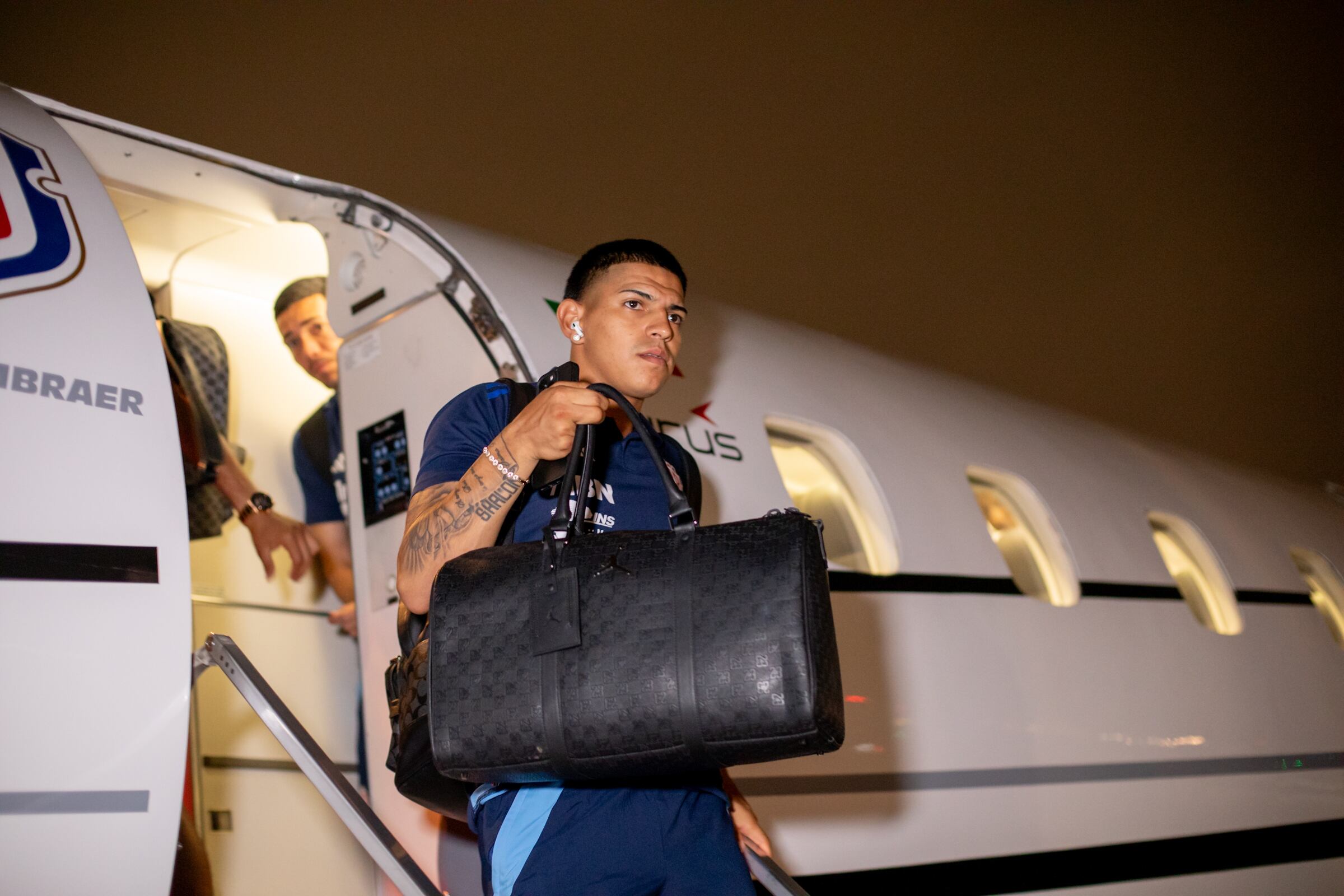 Alejandro Bran es uno de los integrantes de la Selección de Costa Rica. El equipo patrio llegó a la Copa Oro en un vuelo chárter.