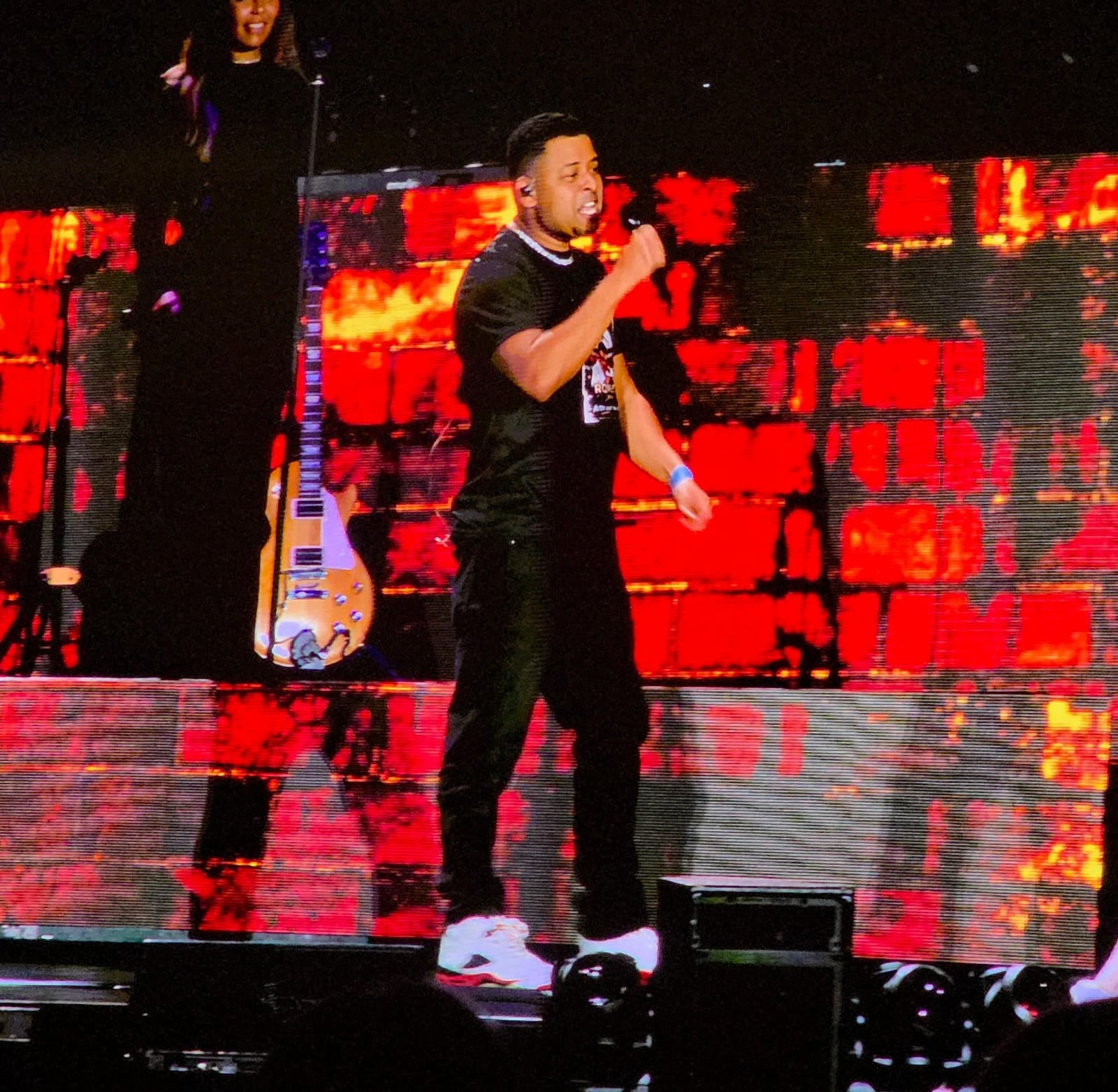 Fabio Márquez fue elegido para subir al escenario y cantar junto a Romeo Santos y Prince Royce en el Estadio Nacional de Costa Rica.