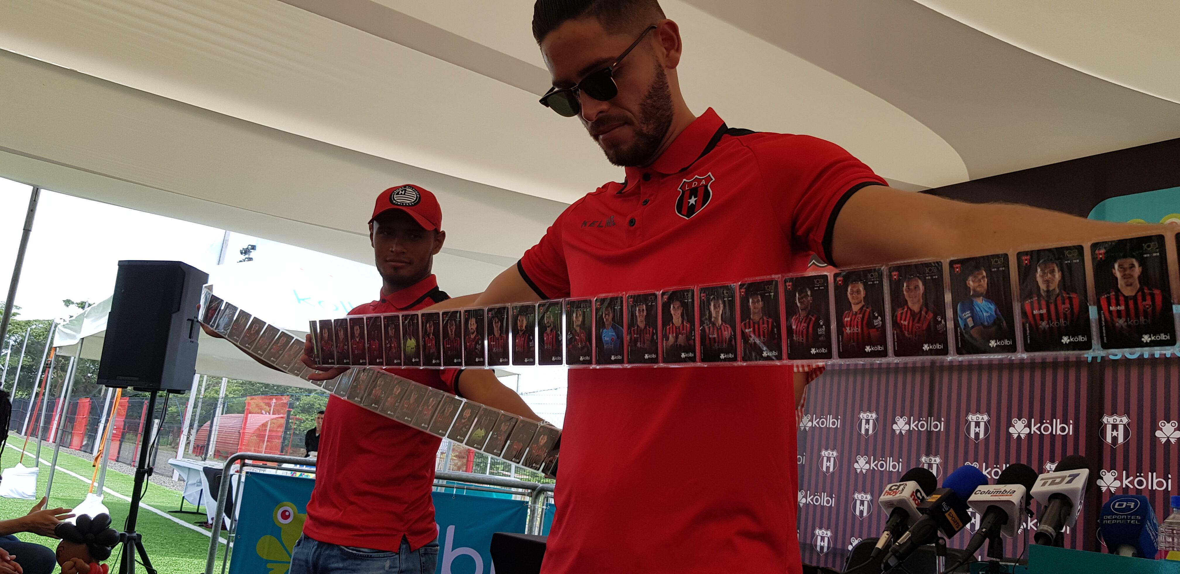 Jonathan Moya y Alex López mostraron las tarjetas coleccionables. Fotografía: Fanny Tayver