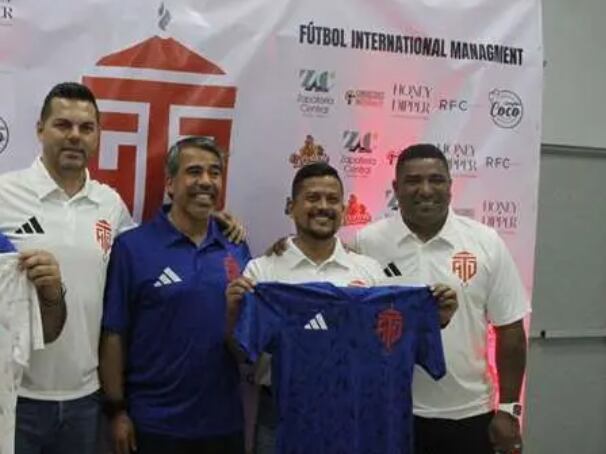 De izquierda a derecha: Ernesto de La Torre, Pavel Pardo, el alcalde de Turrialba, Carlos Hidalgo, y Andy Herron, el día que se presentó el convenio entre el Municipal Turrialba y Futbol International Management.