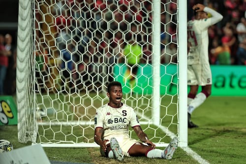 Médico de Saprissa explica qué pasa realmente con Fidel Escobar y por qué faltaría rato para su regreso