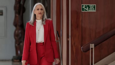 Abril Gordienko y Claudia Dobles están indignadas por prohibición de entrar con el celular a reunión con presidenta