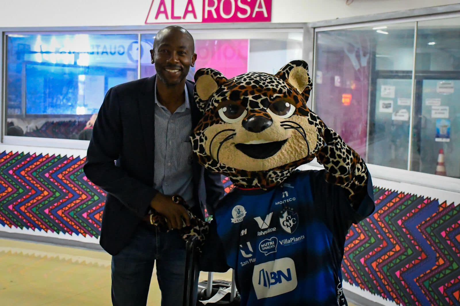 Hasta Paulo Cesar Wanchope se tomó una foto con Max para el recuerdo.