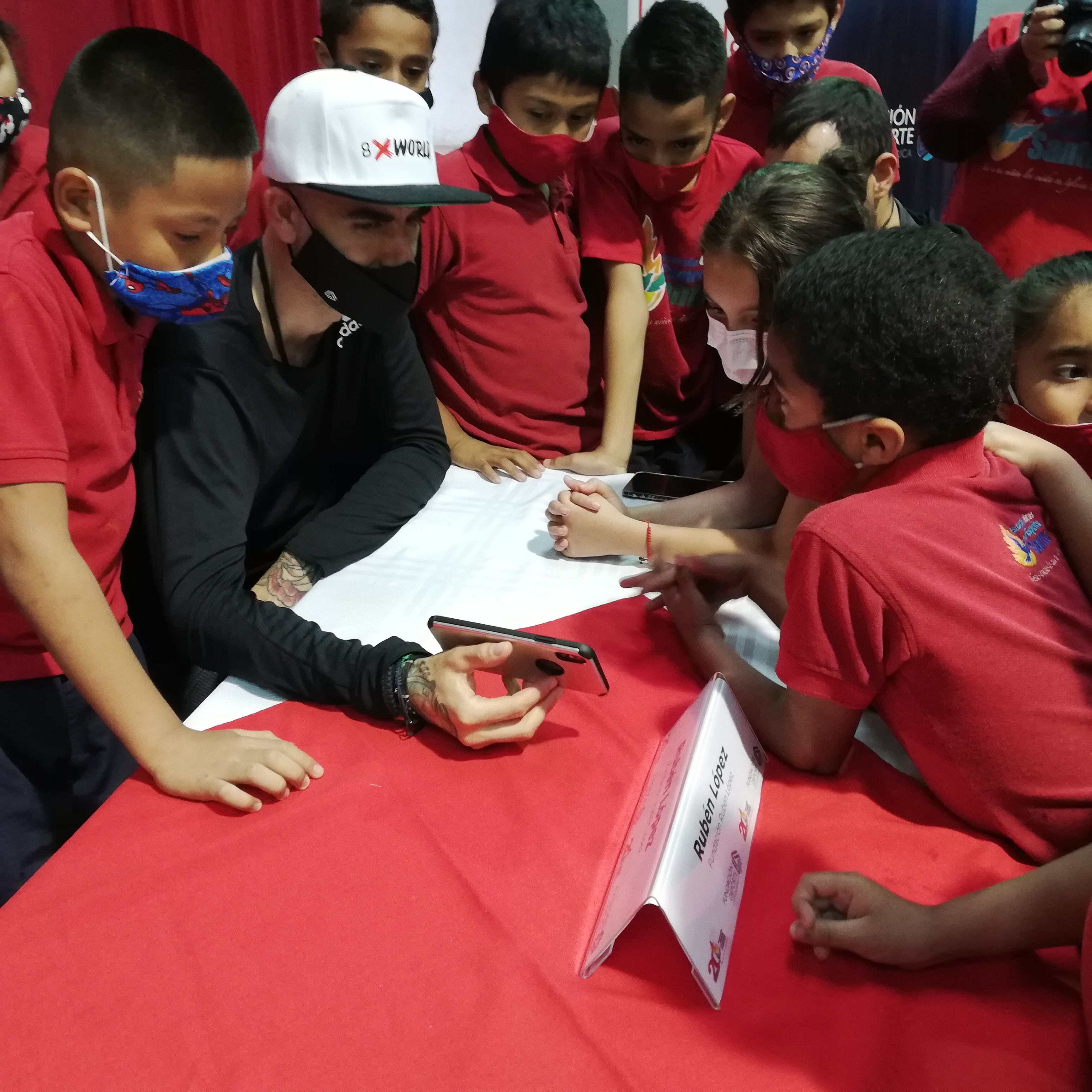 El ultraatleta español, Rubén López, está en nuestro país para ayudar, de la mano de Obras del Espíritu Santo, a los que más lo necesitan por medio del deporte