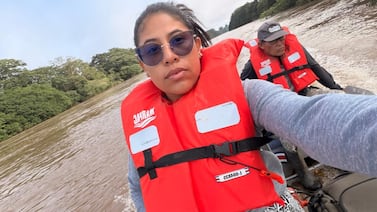 Maestra paga préstamo de lanchita con la que cruza el río Sarapiquí para ir a dar clases