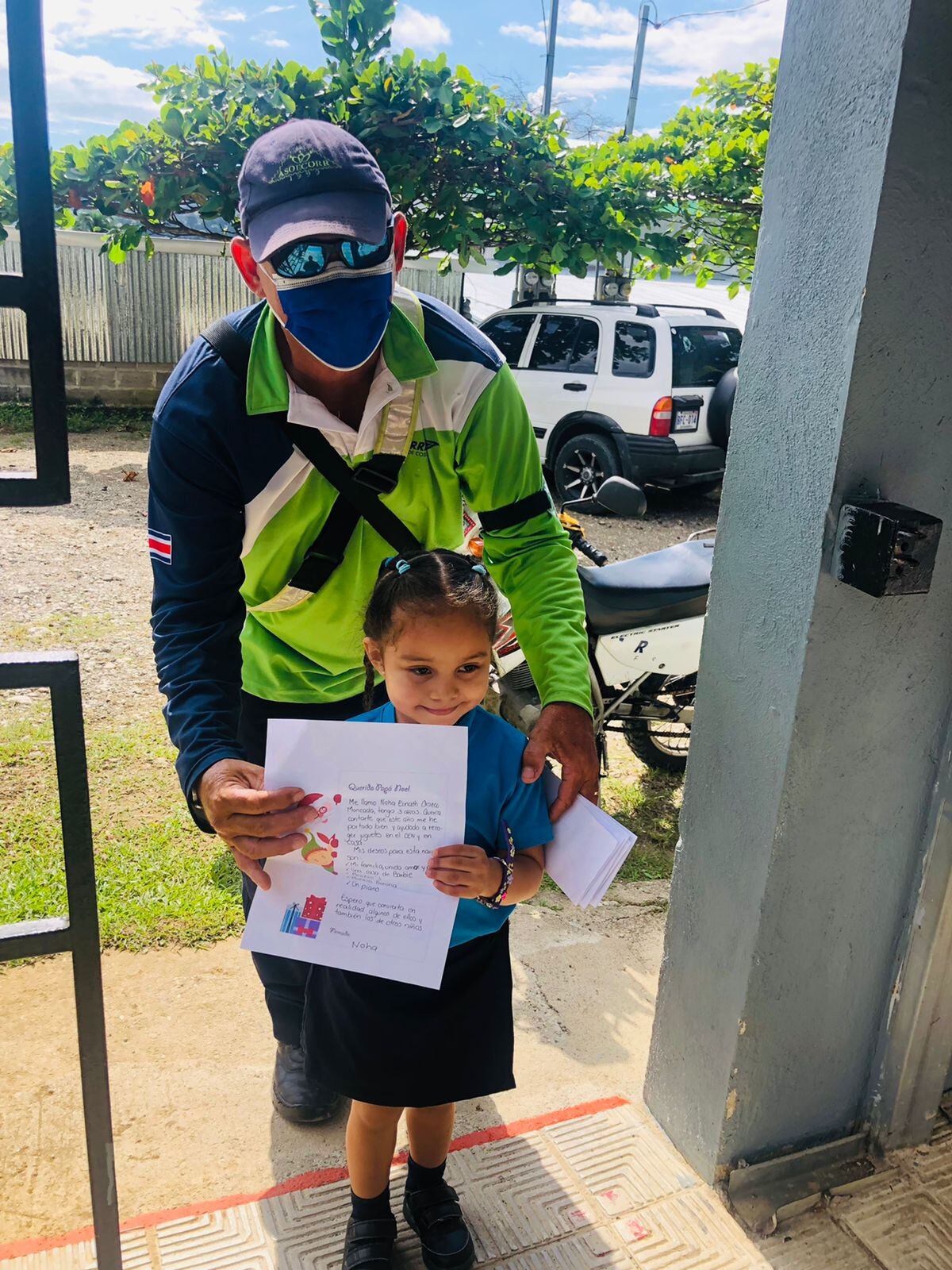 Treinta y cinco niños del Centro de Educación y Nutrición de Golfito (CEN-Golfito), cargados de ilusión y amor le hicieron una bella carta al Niñito Jesús y a Santa, con el fin de recibir regalitos esta Navidad. En la foto la niña Noha Orozco.
