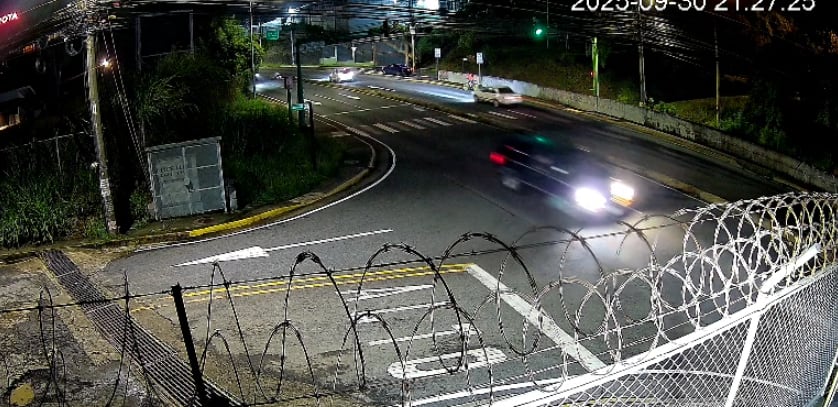 Este es el carro que se vio involucrado en la muerte del motociclista Sebastián Ocampo Arenas, de 31 años, en La Uruca, San José, la noche del 30 de setiembre del 2025. Foto: Captura de video