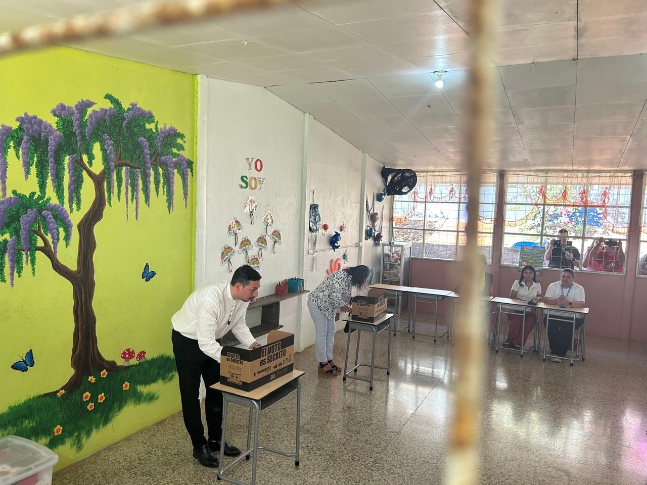 Voto de Ariel Robles en Pérez Zeledón. Foto: Rafael Pacheco