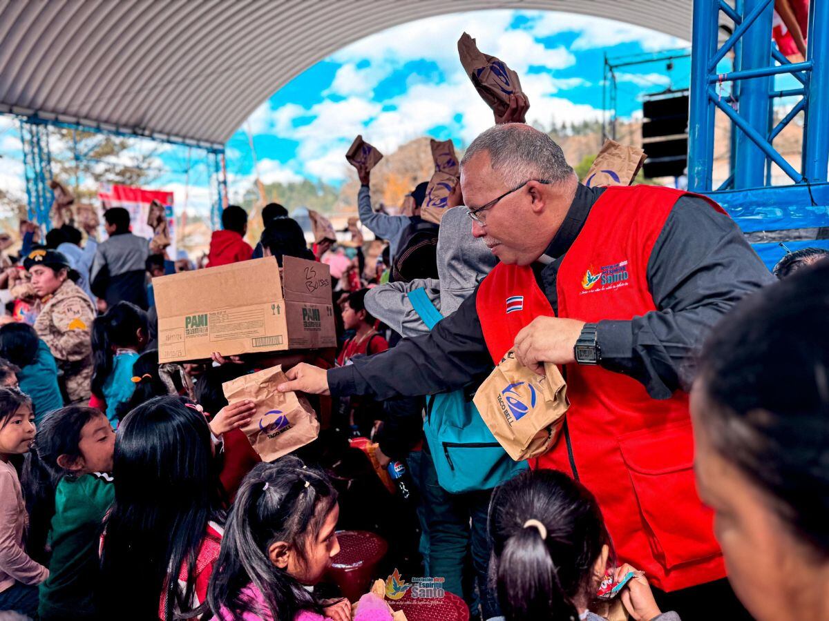 El Padre Sergio Valverde montó el espíritu navideño en un avión y se lo llevó para Guatemala donde dio una fiesta para 5.000 niños. Foto: Cortesía.