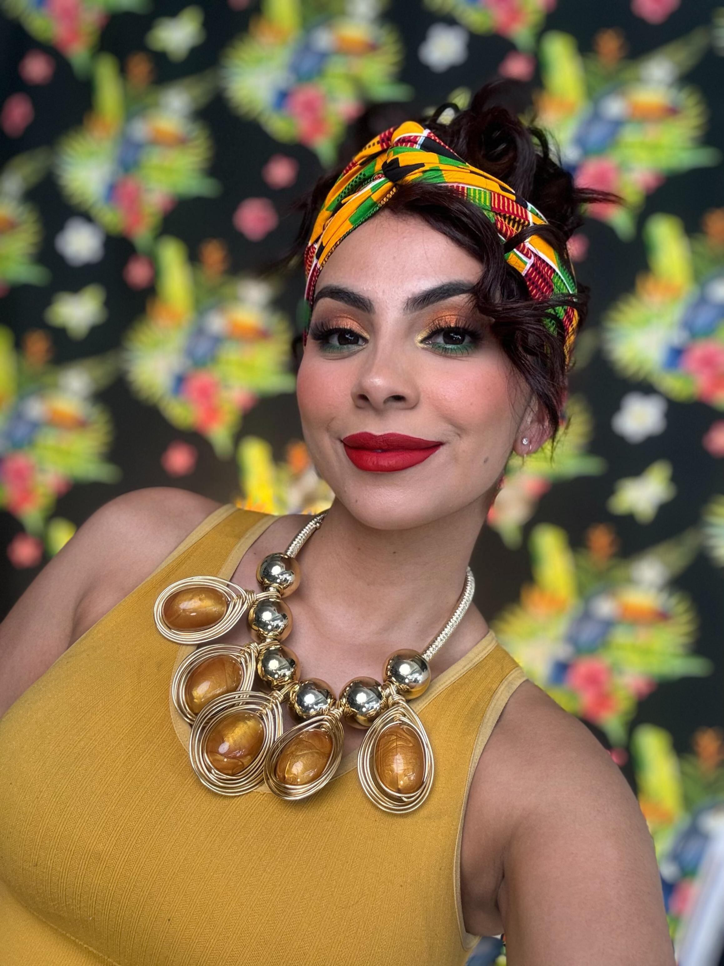 Una maquillista profesional duró más de una semana produciendo el video más viral del mes de la patria, ella se llama Reina López Arroyo.