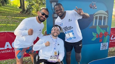 Esteban Chavarría, exjugador de Alajuelense, se levantó de su silla de ruedas y caminó en la Gran Maratón Costa Rica