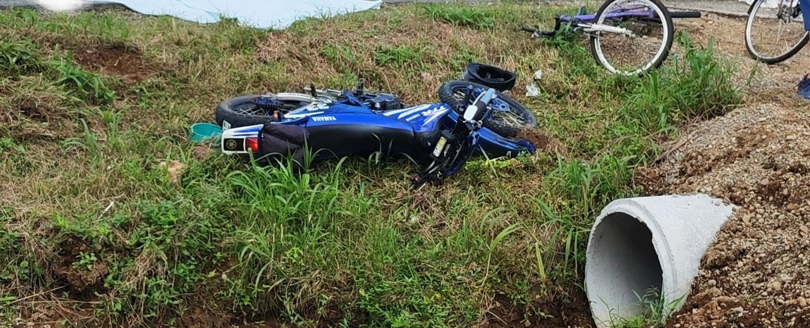 Un hombre que andaba en bicicleta falleció al ser víctima de un violento choque contra una moto en finca 11 de Horquetas de Sarapiquí. Foto: Tomada de STV Sarapiquí