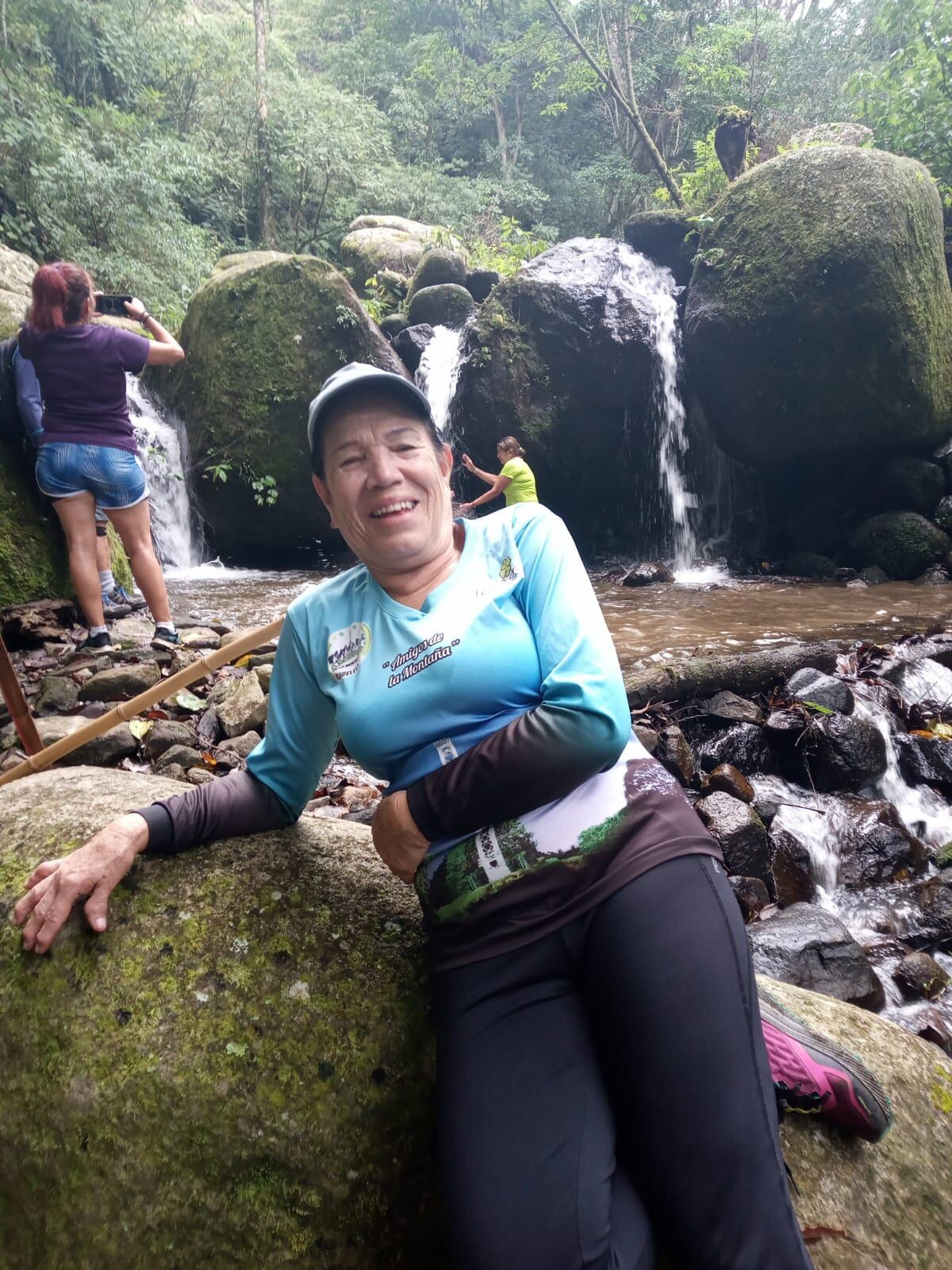 Dinorah Mesén en catarata Londres