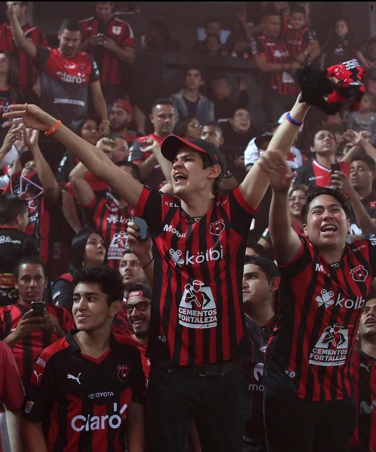 Andrés Rojas, aficionado manudo dueño de la página Fiebre Rojinegra. Cortesía.