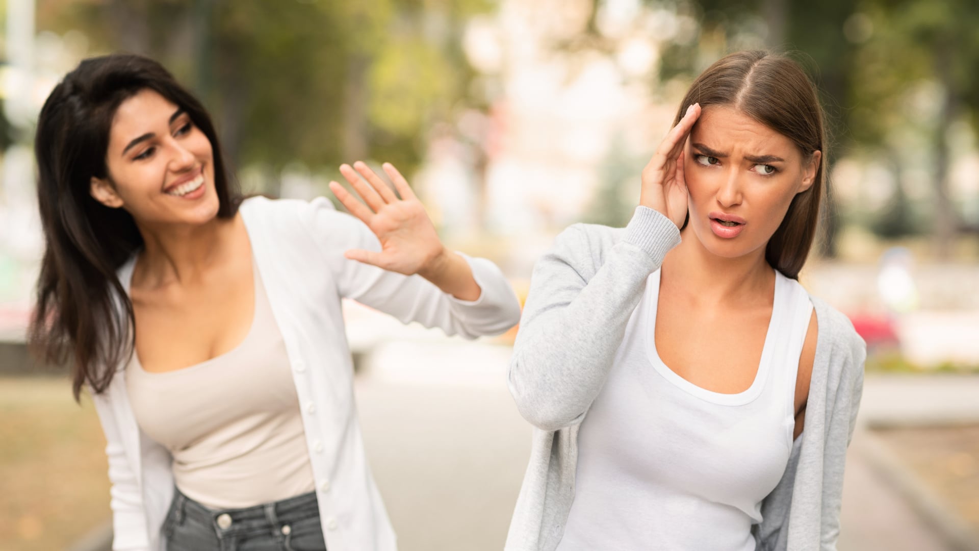 Recordar nombres es complicado porque el cerebro los almacena distinto. La psicología sugiere técnicas para facilitar su memoria.