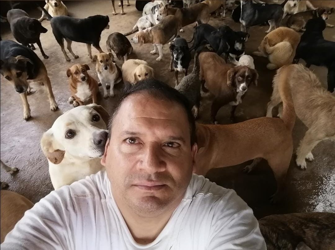 El sacerdote Alejandro Sandí tiene un refugio con 62 perros rescatados de la calle